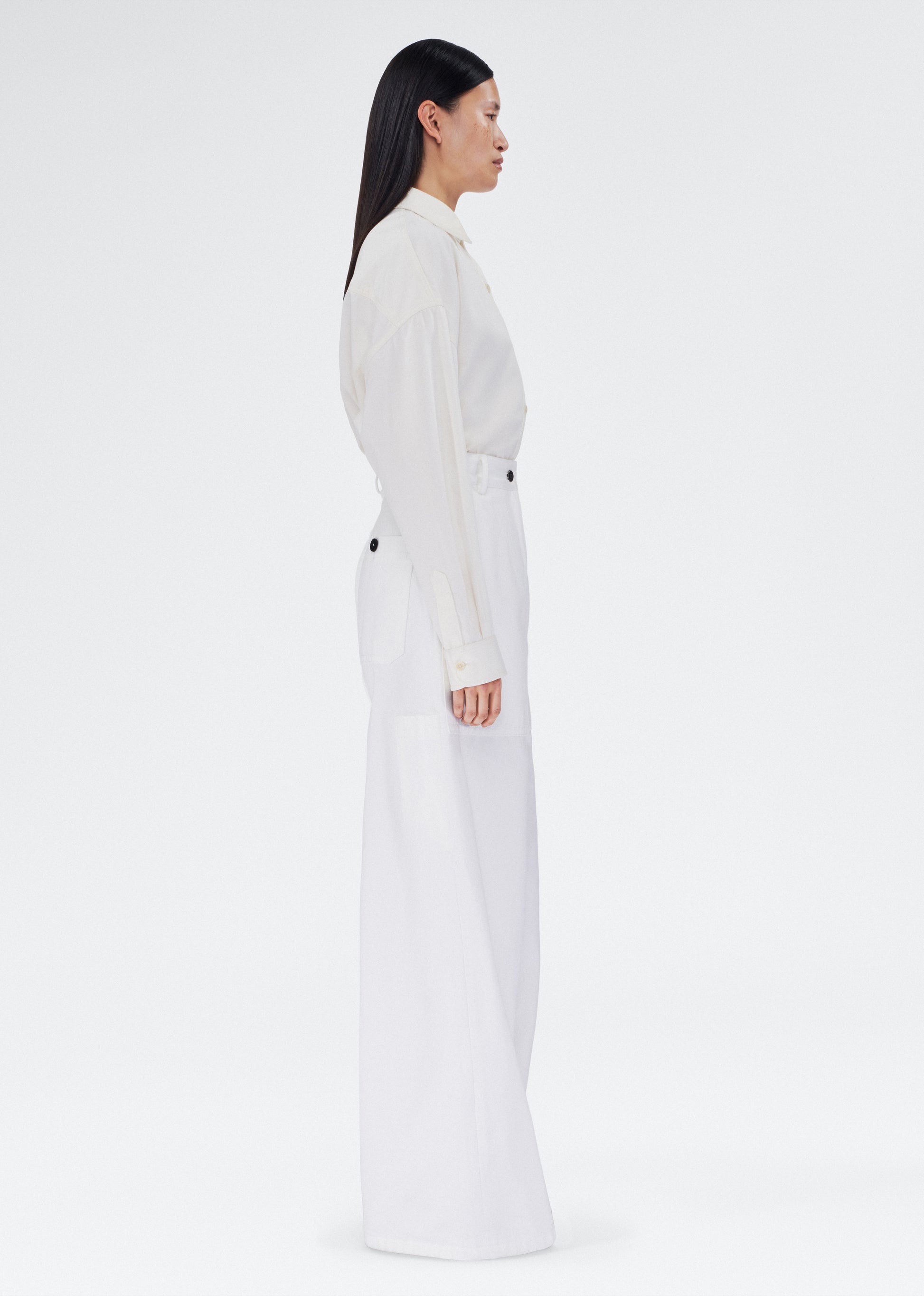 Side of model wearing the Jasper Pant in White Denim