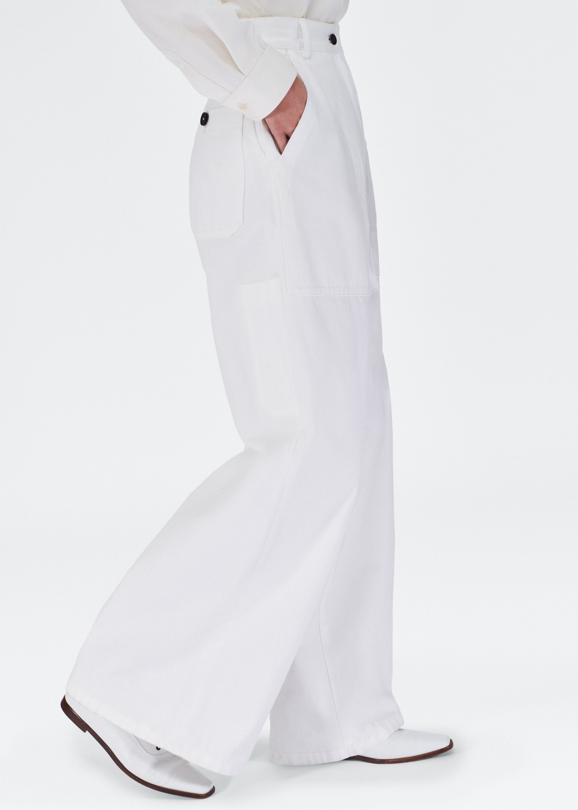 Close up of model wearing the Jasper Pant in White Denim