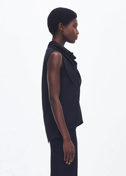 side profile of model wearing the bandera shell in silk in black