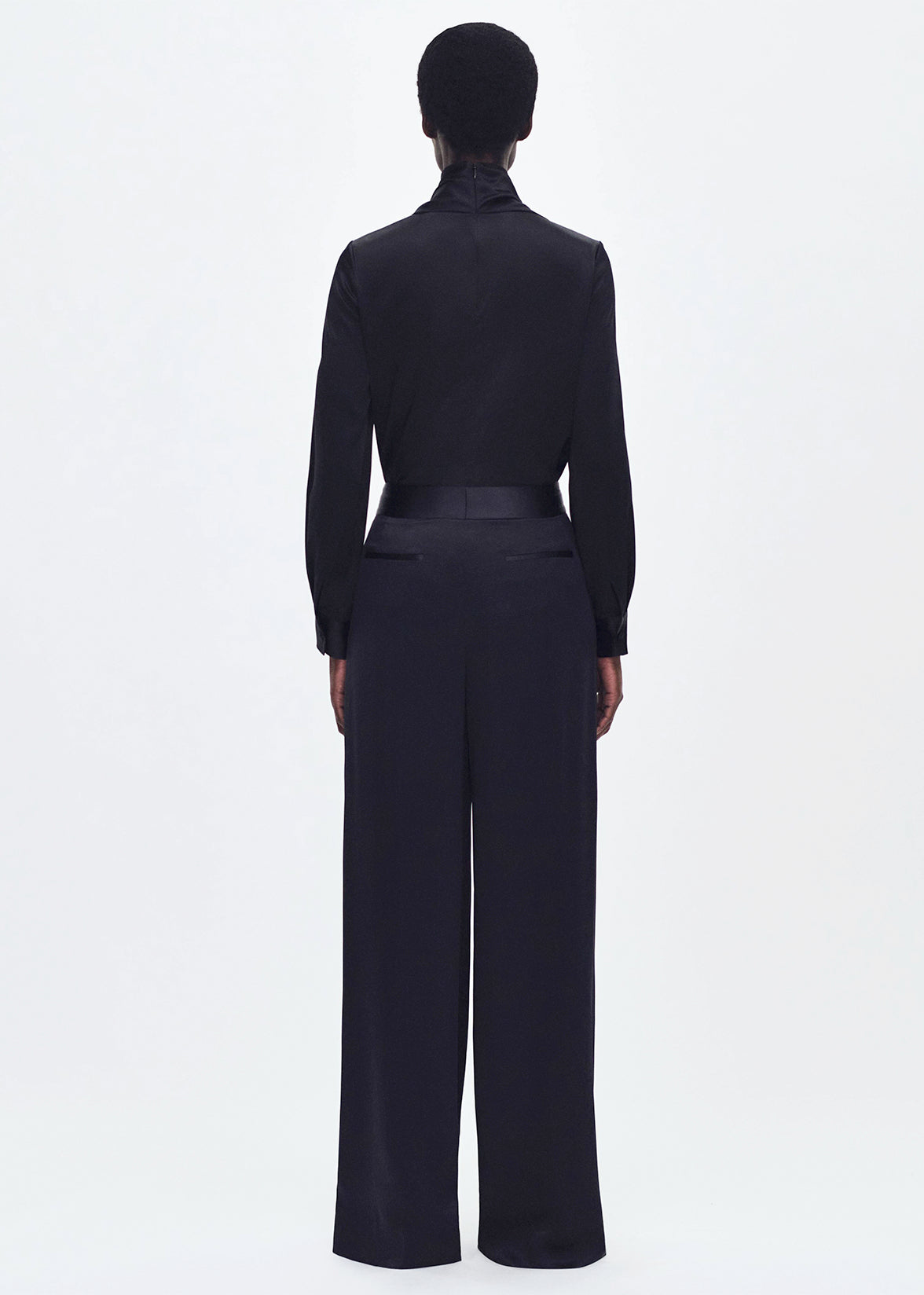 back profile of model wearing the Nils pant in black