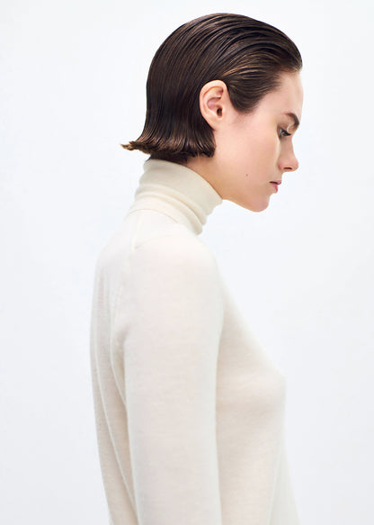 close up of model wearing the EVE KNIT IN CASHMERE SILK in IVORY