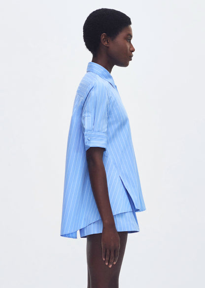 model wearing the trapeze shirt in stripe poplin in pale blue 