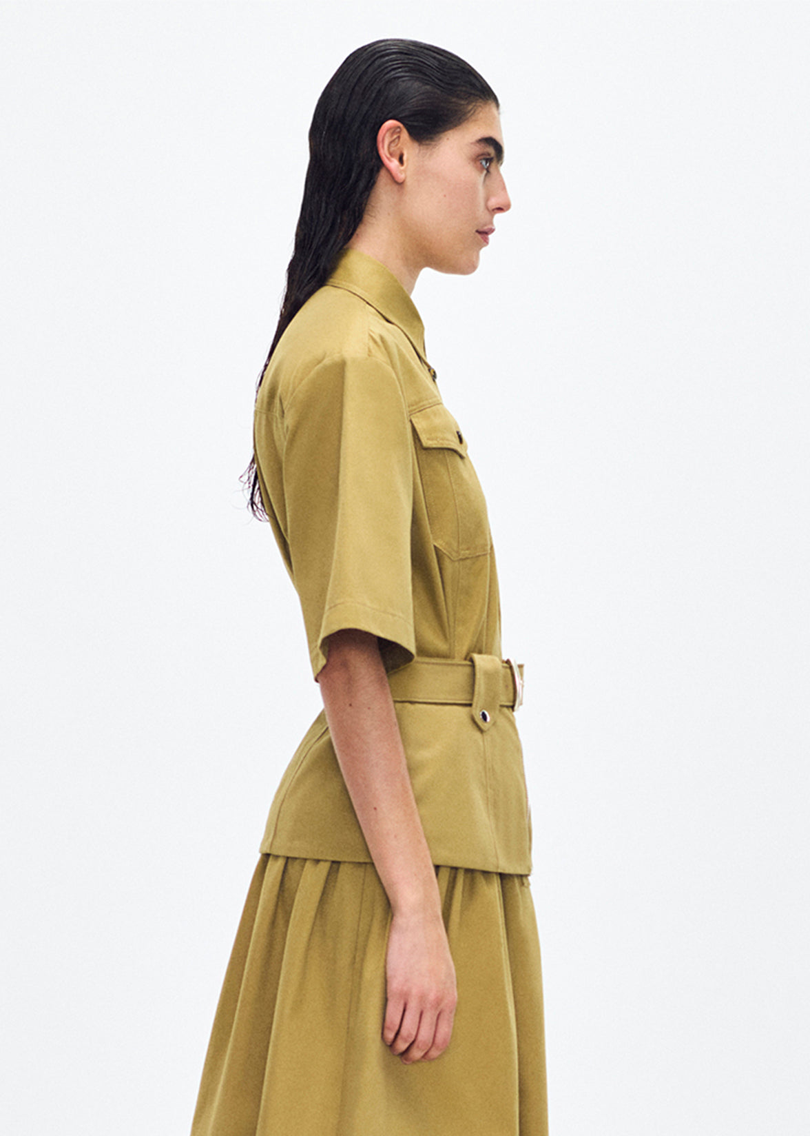 side profile of model wearing the Gael Belt in Cotton Twill in Khaki