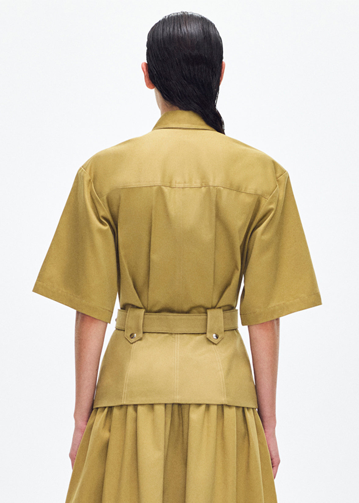 back profile of model wearing the Gael Belt in Cotton Twill in Khaki